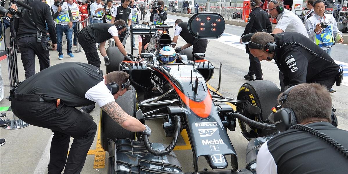 F1: Alonso na VC Rakúska na štarte úplne vzadu