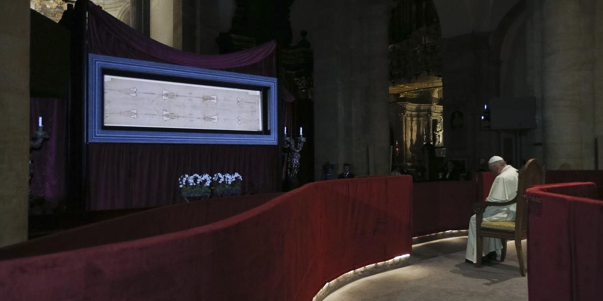 Pápež sa modlil pri Turínskom plátne