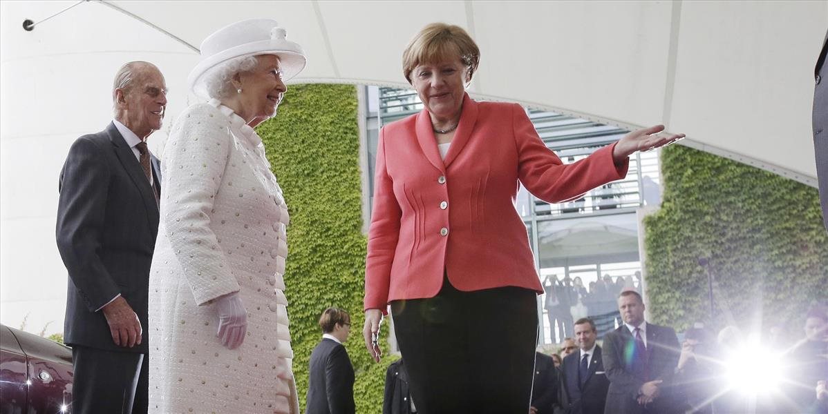 Britská kráľovná sa stretla s Merkelovou a previezla člnom po Spréve