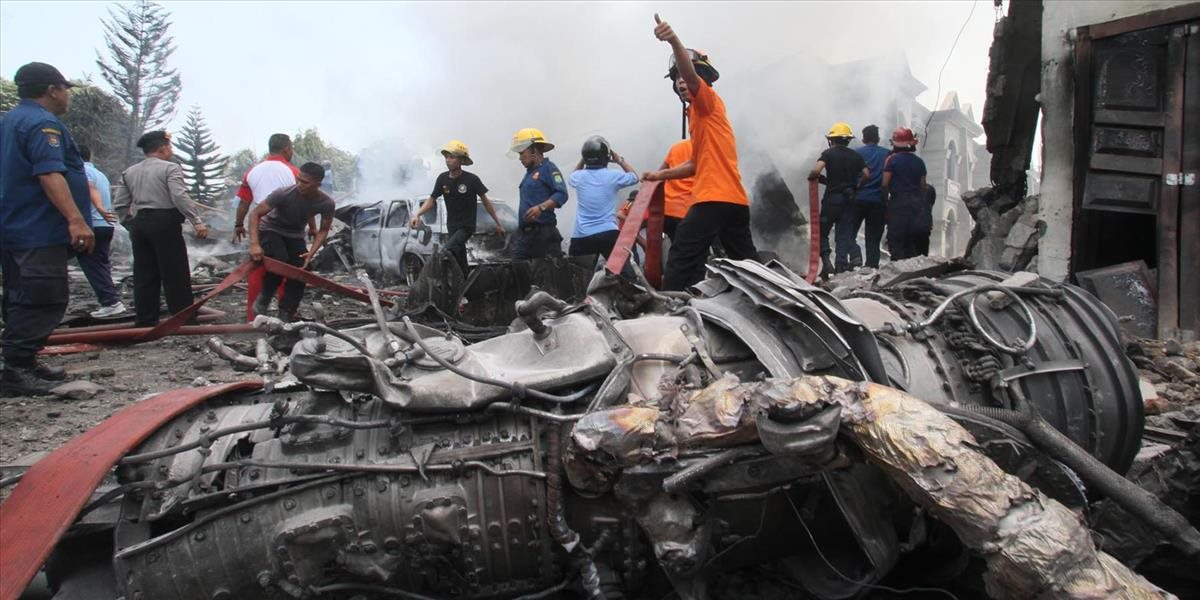 Indonézske vojenské lietadlo sa zrútilo do obývanej oblasti, zomrelo najmenej 30 ľudí