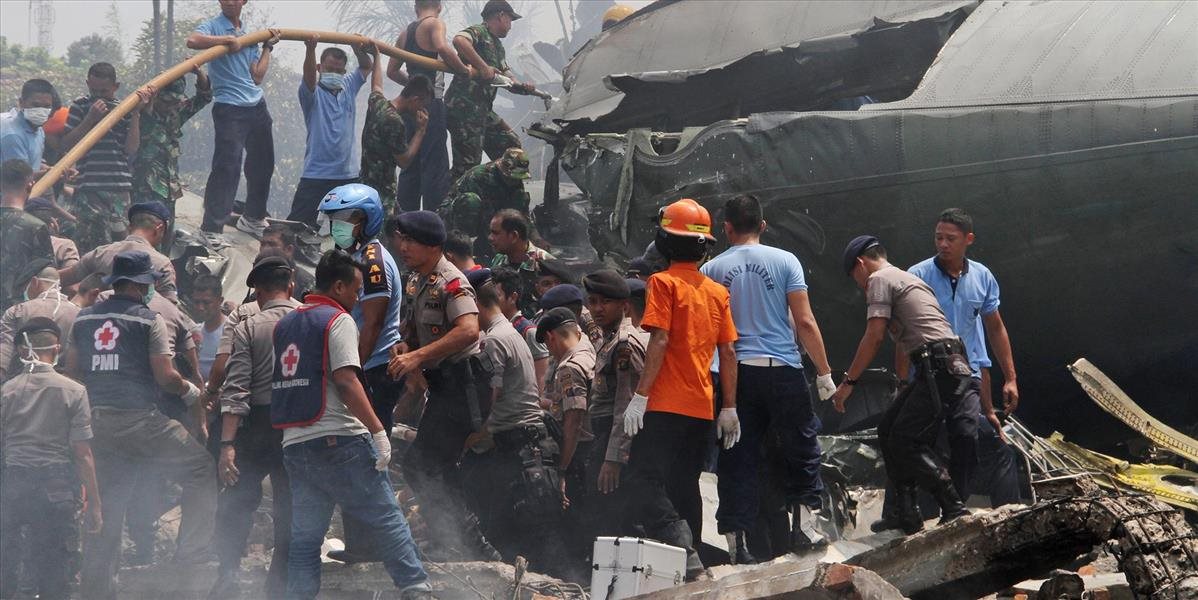 Po havárii vojenského lietadla v Indonézii je potvrdených 72 obetí