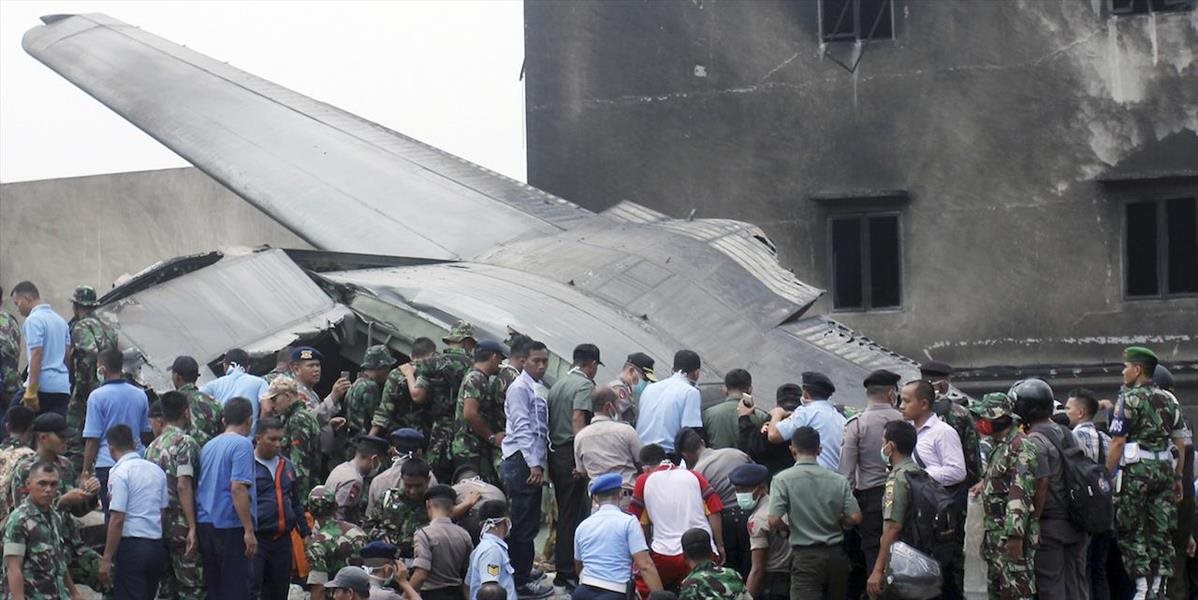 Počet obetí havárie vojenského lietadla v Indonézii sa zvýšil na najmenej 141