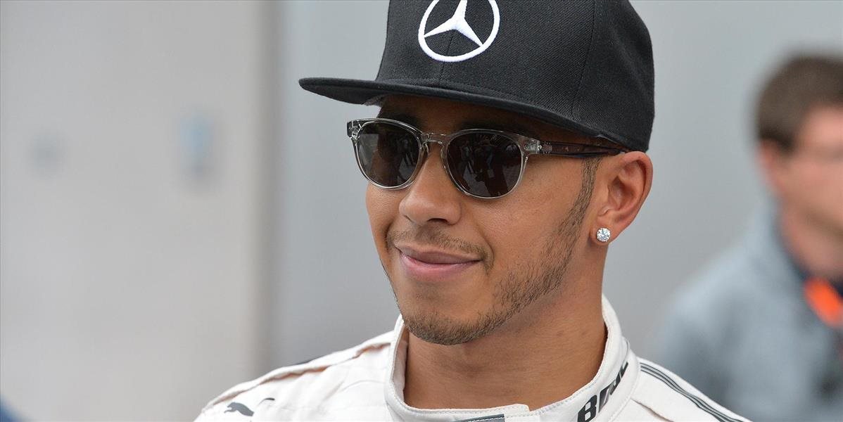 Lewisovi Hamiltonovi sa nepáčia trofeje v F1