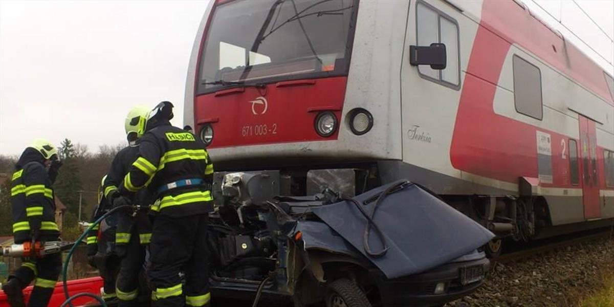 Na železničnom priecestí sa zrazil vlak s autom, zranila sa jedna žena