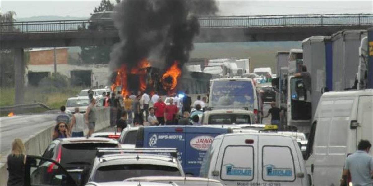 Na diaľnici D1 v smere do Senca horí osobné auto