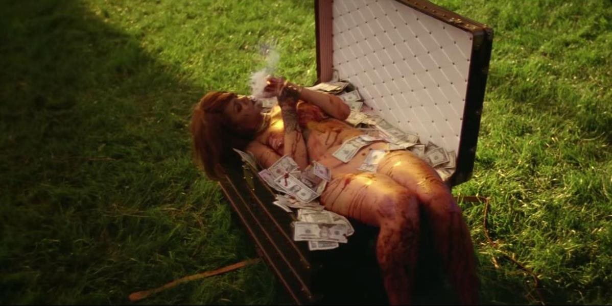 Rihanna zverejnila nový VIDEOklip: Nahá a celá od krvi