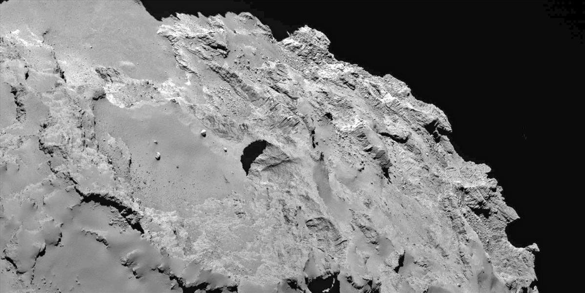 Sonda Rosetta objavila na kométe 67P obrovské diery