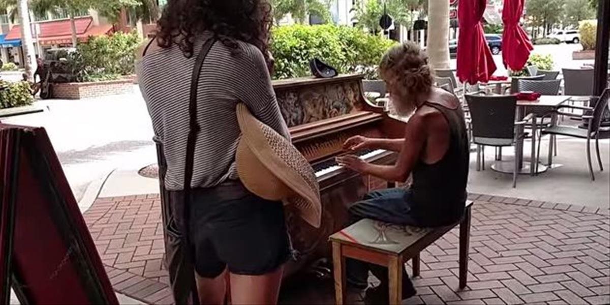 VIDEO Bezdomovec hrajúci na klavíri sa stal internetovou senzáciou