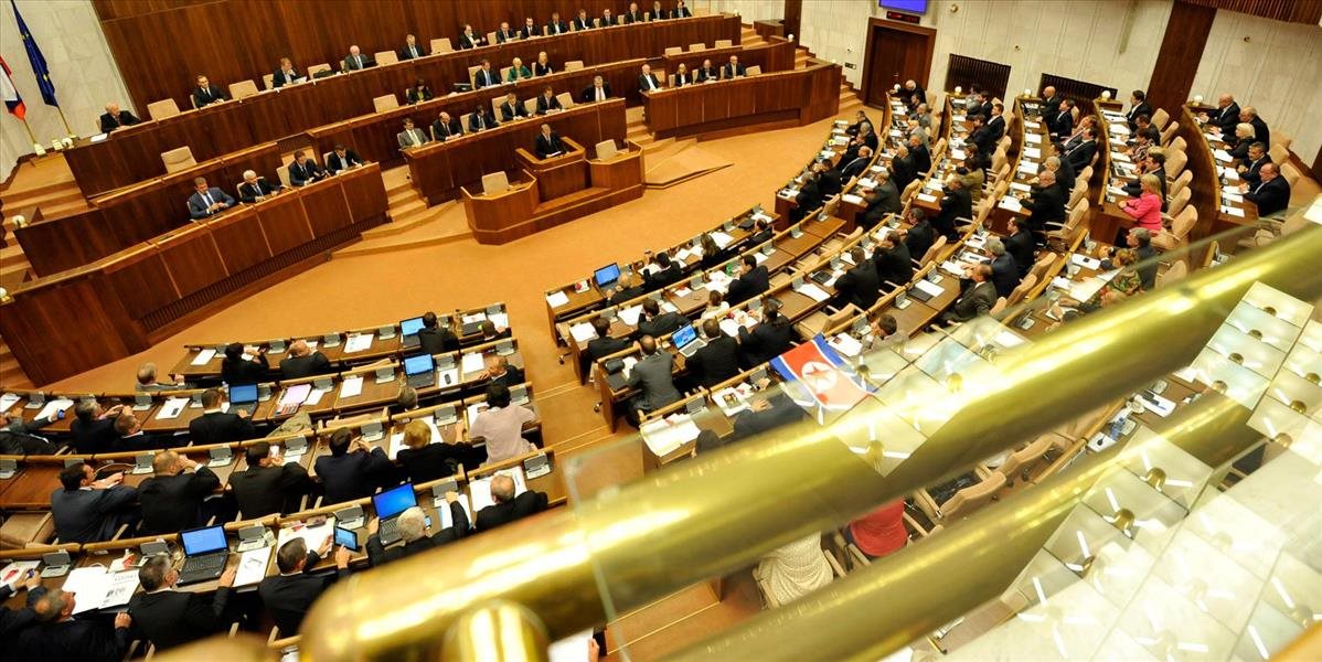 Žena naznačila hodenie stoličky v parlamente, trestný čin však nespáchala