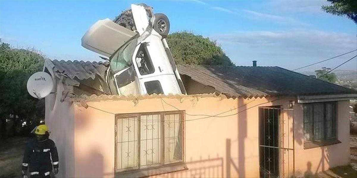 Toto sa len tak niekomu nepodarí: Vodič pristál na streche rodinného domu!