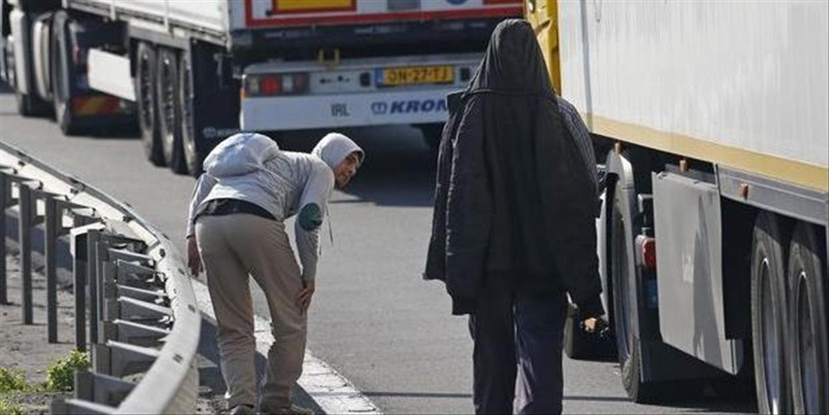 Dopravu v Eurotuneli narušili migranti, pokúšali sa vtrhnúť na terminál