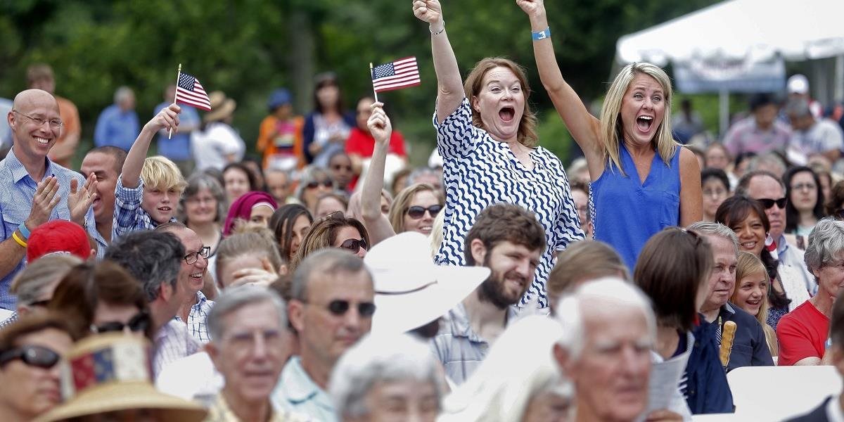 USA oslávili Deň nezávislosti tradičnými sprievodmi aj súťažou v jedení hotdogov