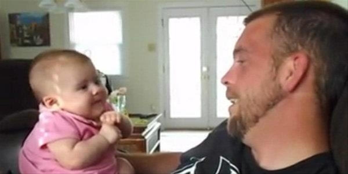 Roztomilé VIDEO: Malé bábätko povie svojmu otcovi "I love you"