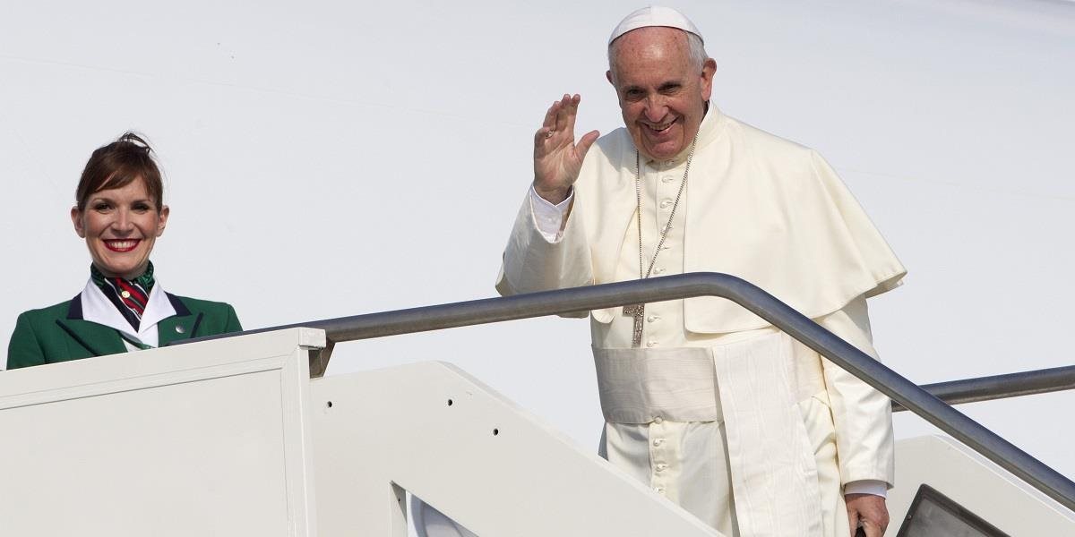 Pápež František odcestoval do Južnej Ameriky, kde chce upozorniť na chudobu