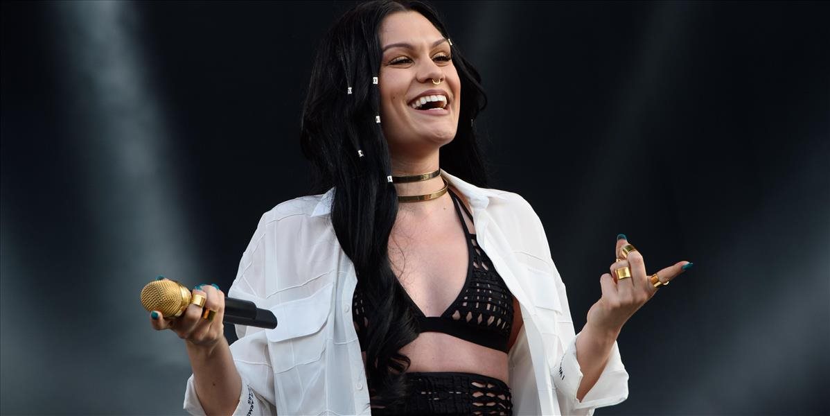 Speváčku Jessie J prepustili z nemocnice