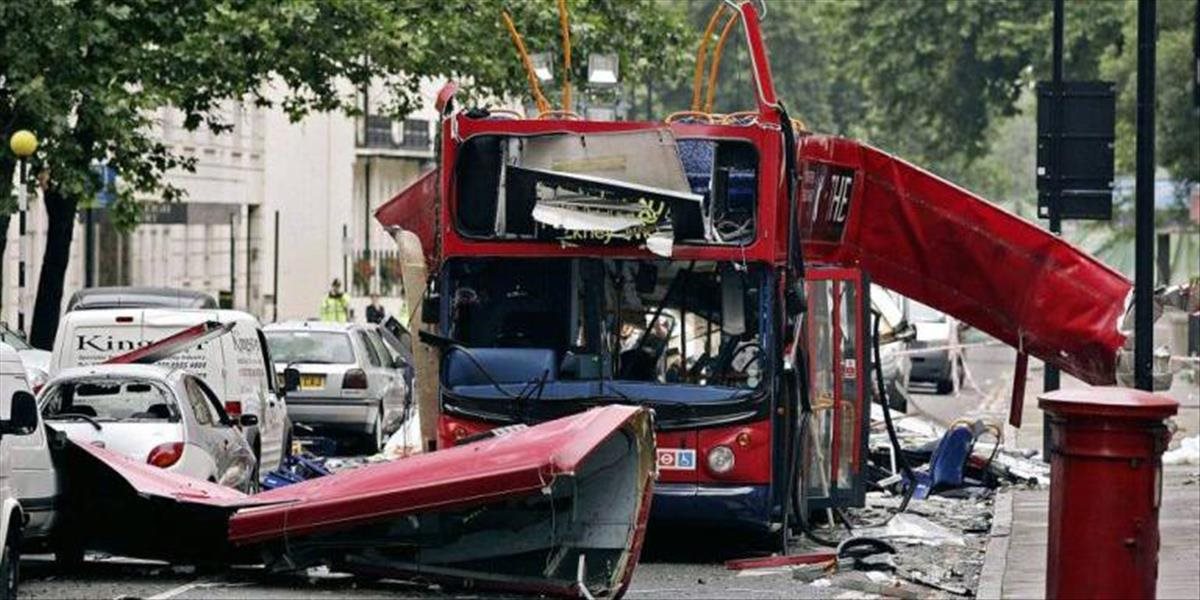 Británia si dnes pripomenie obete bombových útokov minútou ticha