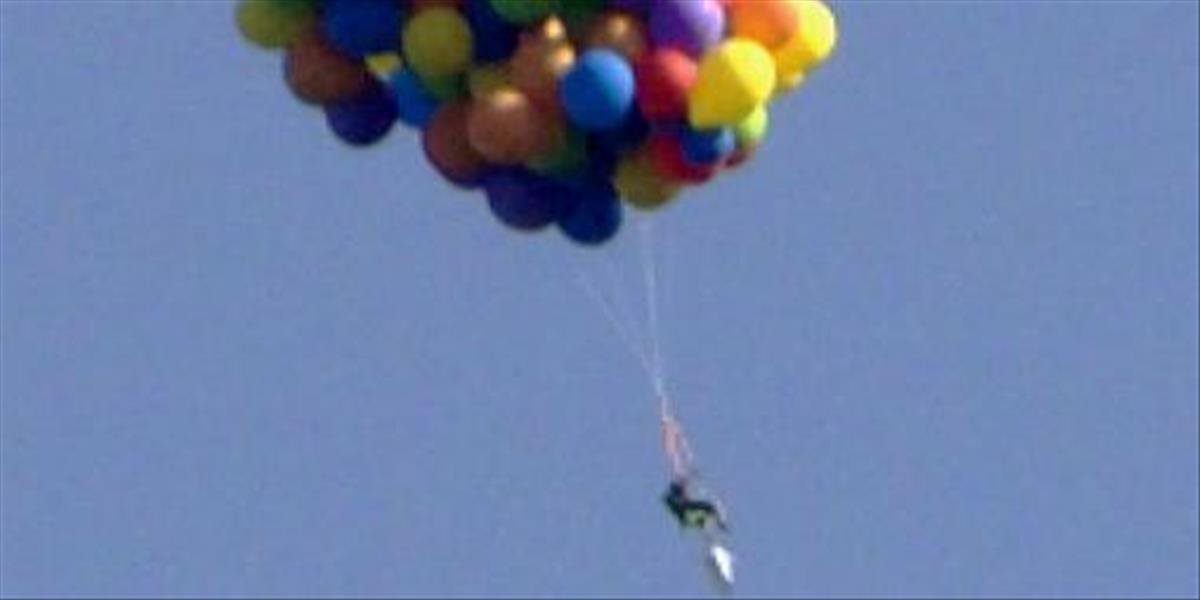 VIDEO Nezvyčajný lietajúci prostriedok: Muž lietal v kresle pripevnenom k zväzku balónov