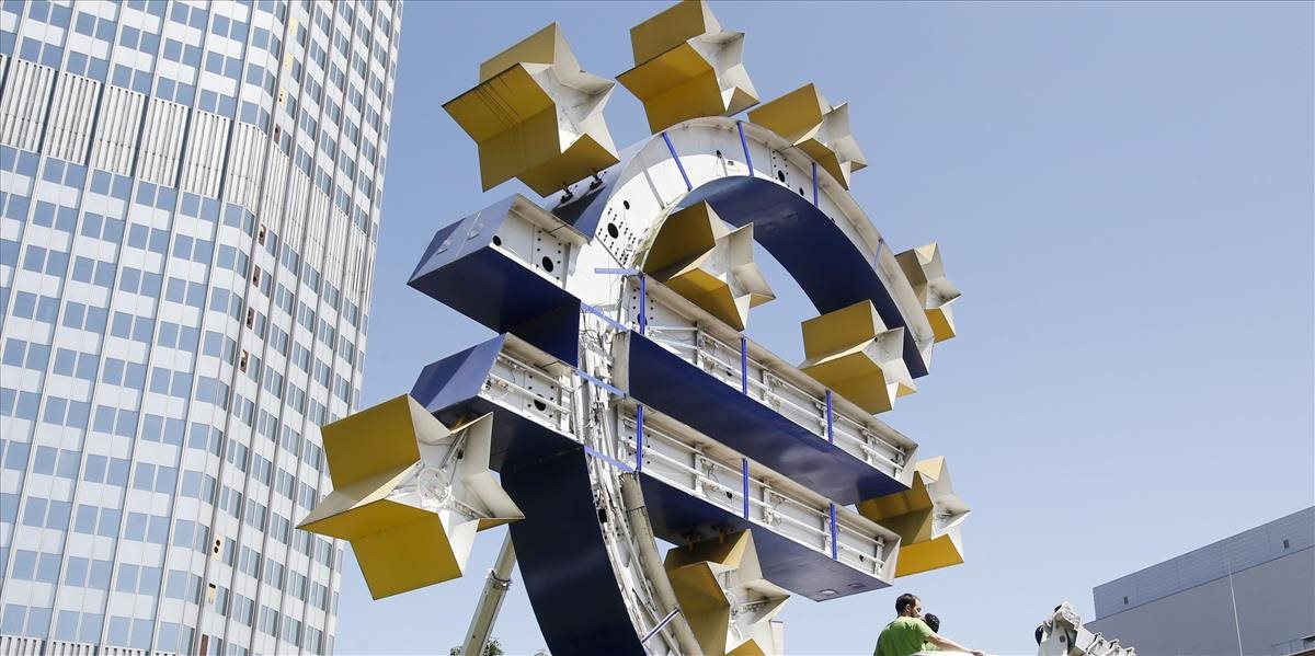 V čase vrcholiacej krízy v Grécku opravujú frankfurtskú sochu eura