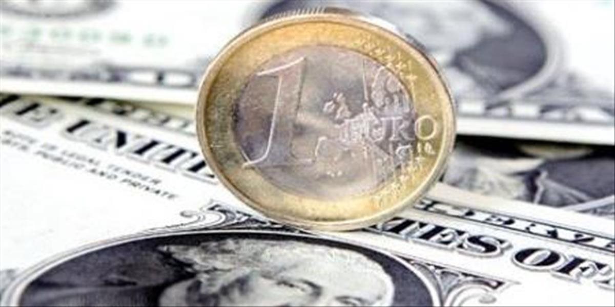 Euro v utorok kleslo voči doláru aj jenu
