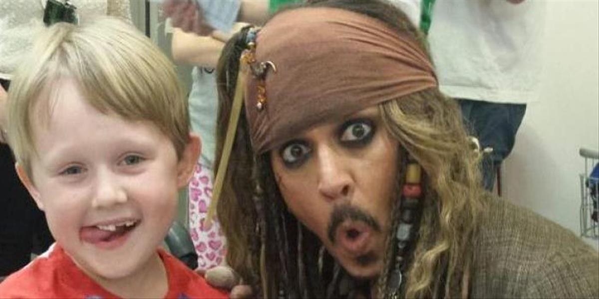 Video: Johnny Depp prezlečený za piráta navštívil v Austrálii choré deti