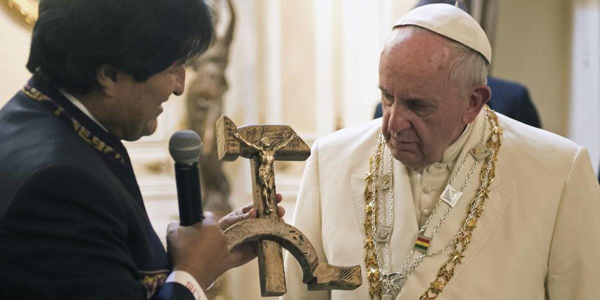 Pápež František pricestoval do Bolívie, privítal ho prezident Morales