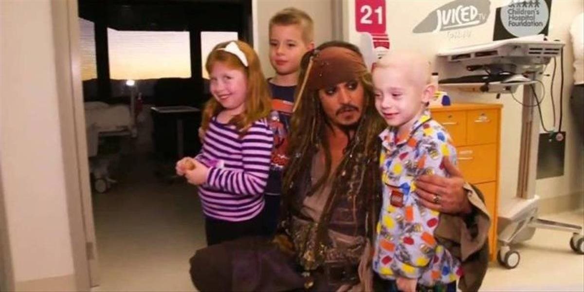 VDEO Johnny Depp má veľké srdce: Prezlečený za Jacka Sparrowa navštívil detskú nemocnicu