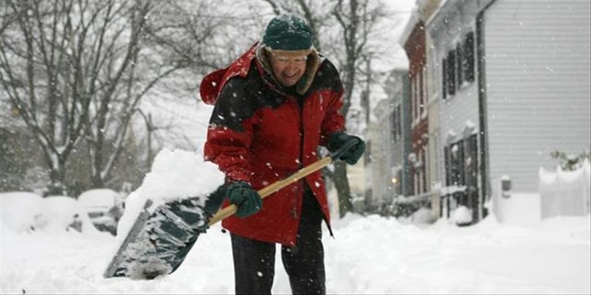 Dôchodci a invalidi majú byť oslobodení od odpratávania sneh z chodníkov