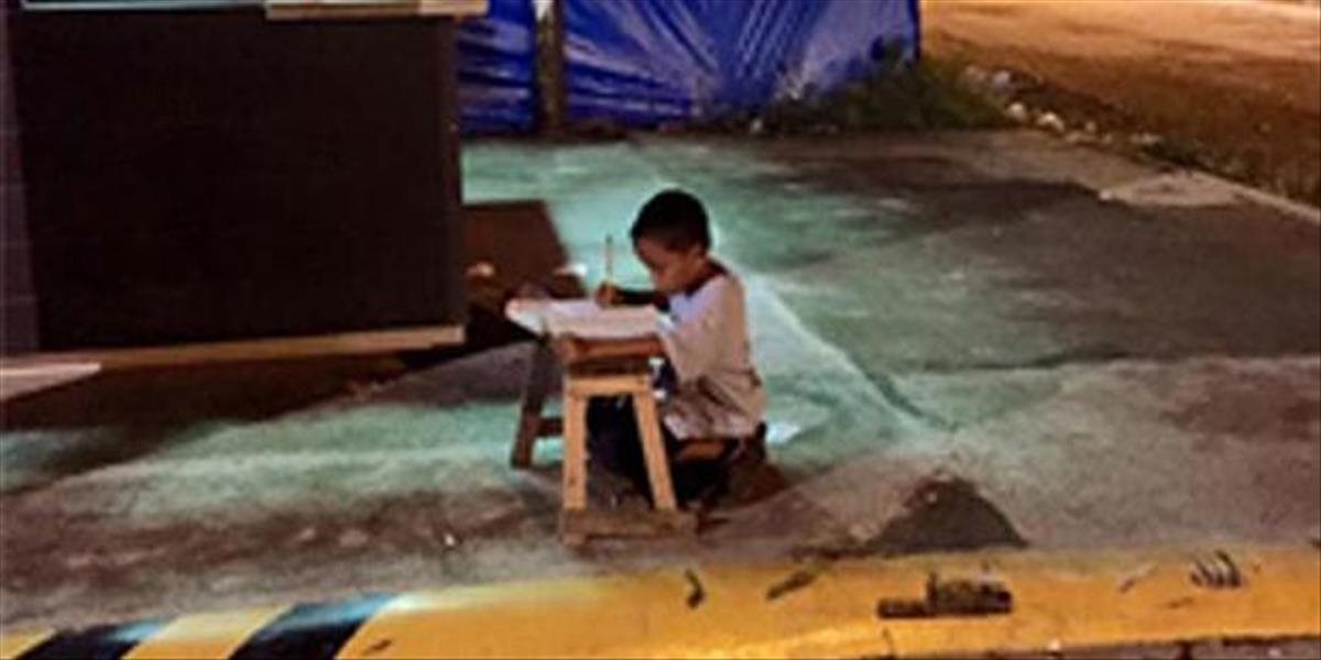 Dojímavé FOTO: Chlapec prišiel o otca a strechu nad hlavou, úlohu si robí pod McDonaldom