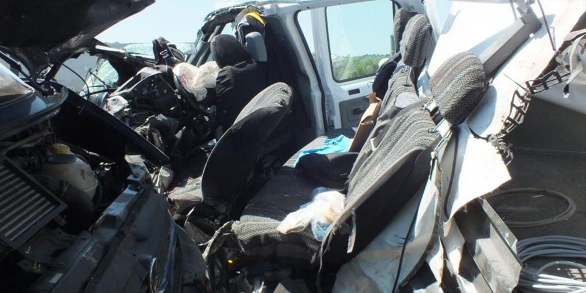 FOTO Vážna nehoda v Maďarsku: Auto narazilo do mikrobusu, piati muži utrpeli ťažké zranenia