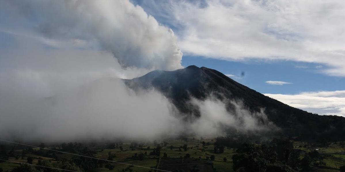 Sopečná erupcia v Indonézii si vynútila zatvorenie štyroch letísk