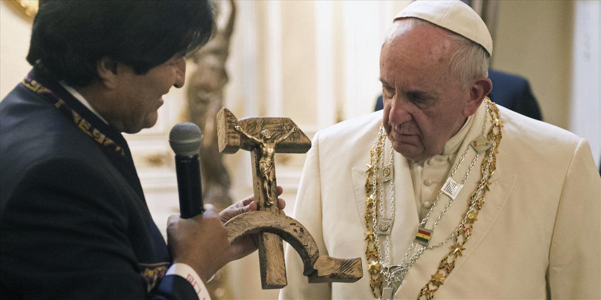 Bolívijský prezident pobúril cirkev, pápežovi daroval Krista ukrižovaného na kosáku a kladive