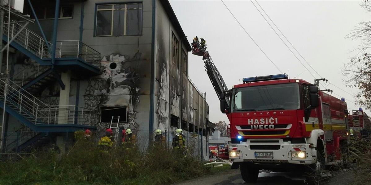 Pri požiari bývalej reštaurácie v Piešťanoch zasahuje takmer 50 hasičov