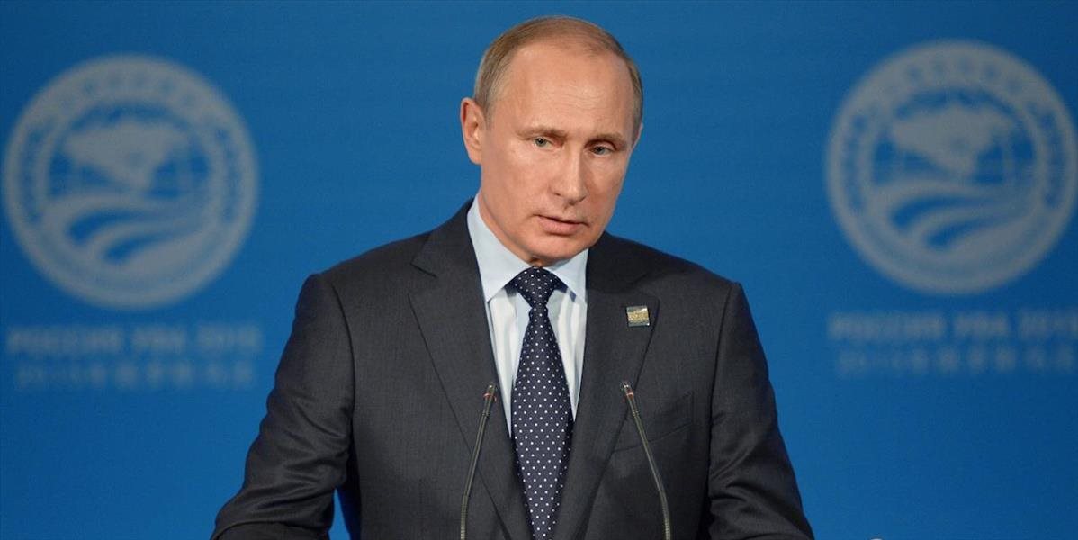 Putin je v Rusku stále populárny: Vo voľbách by získal 75 percent hlasov