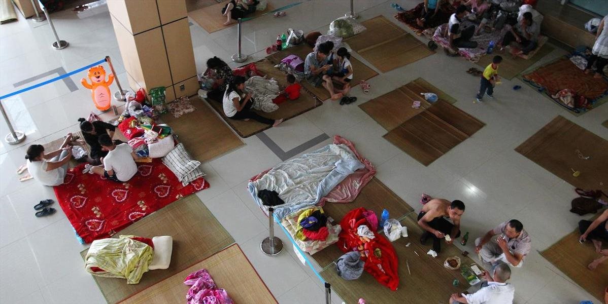 Kvôli tajfúnu v Číne evakuovali viac ako 860-tisíc ľudí