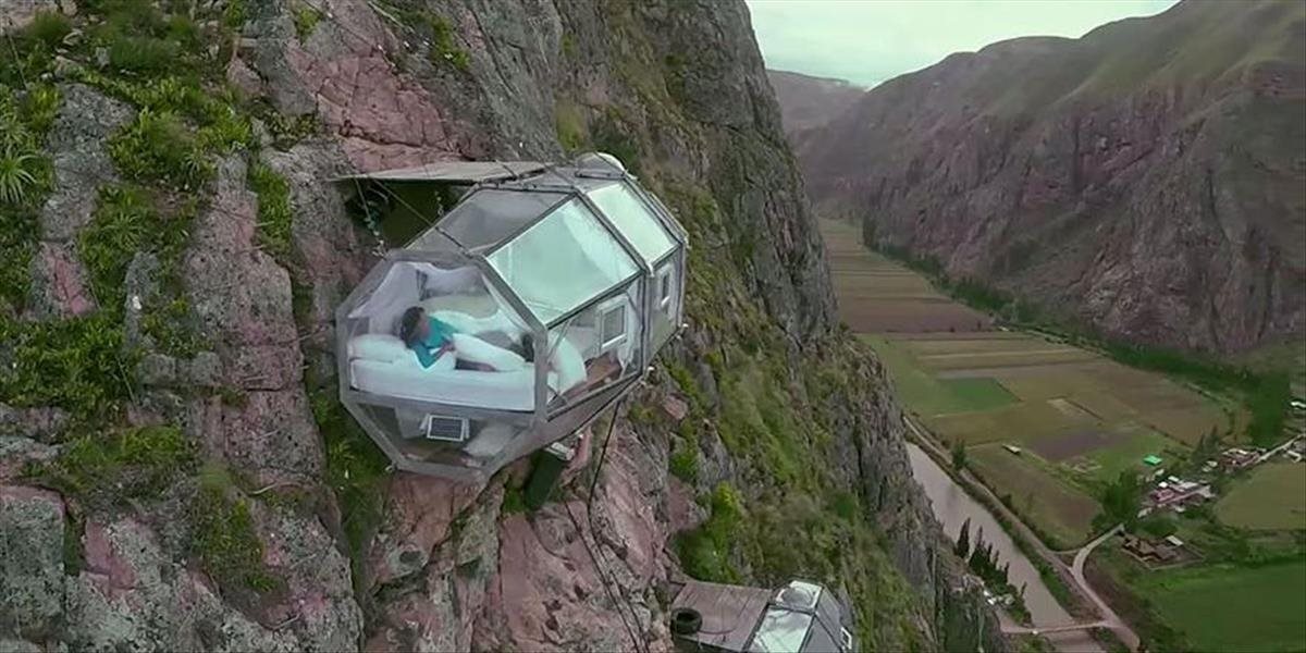VIDEO Hľadáte adrenalín? Desivé priehľadné spacie kapsule zavesené 122m nad zemou