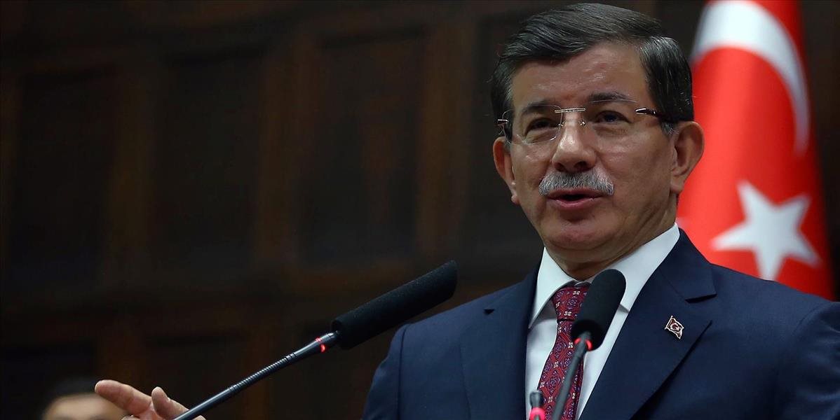 Turecký premiér Davutoglu otvoril koaličné rokovania päť týždňov po voľbách