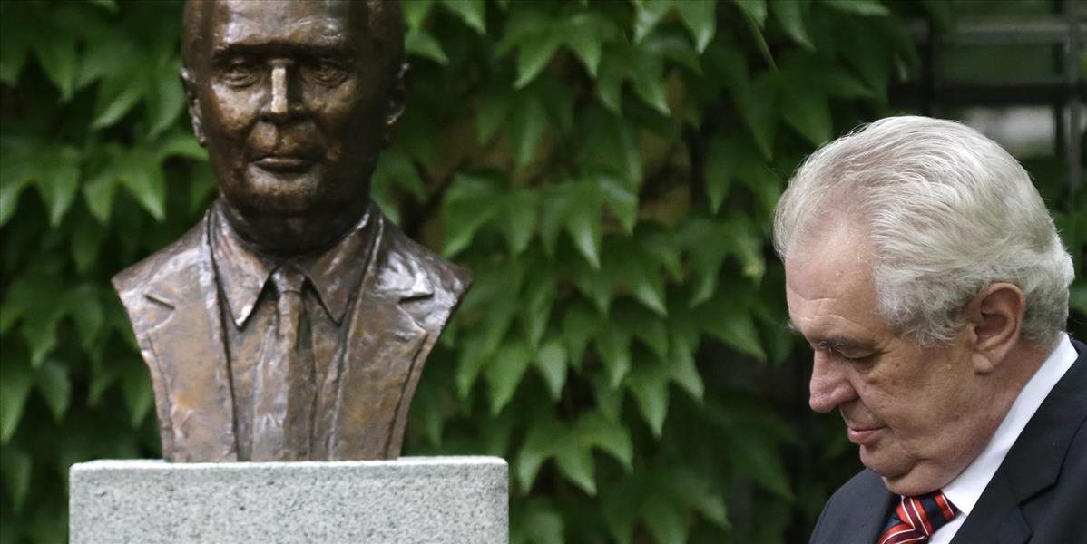 Zeman odhalil bronzovú bustu Francoisa Mitterranda pod Pražským hradom