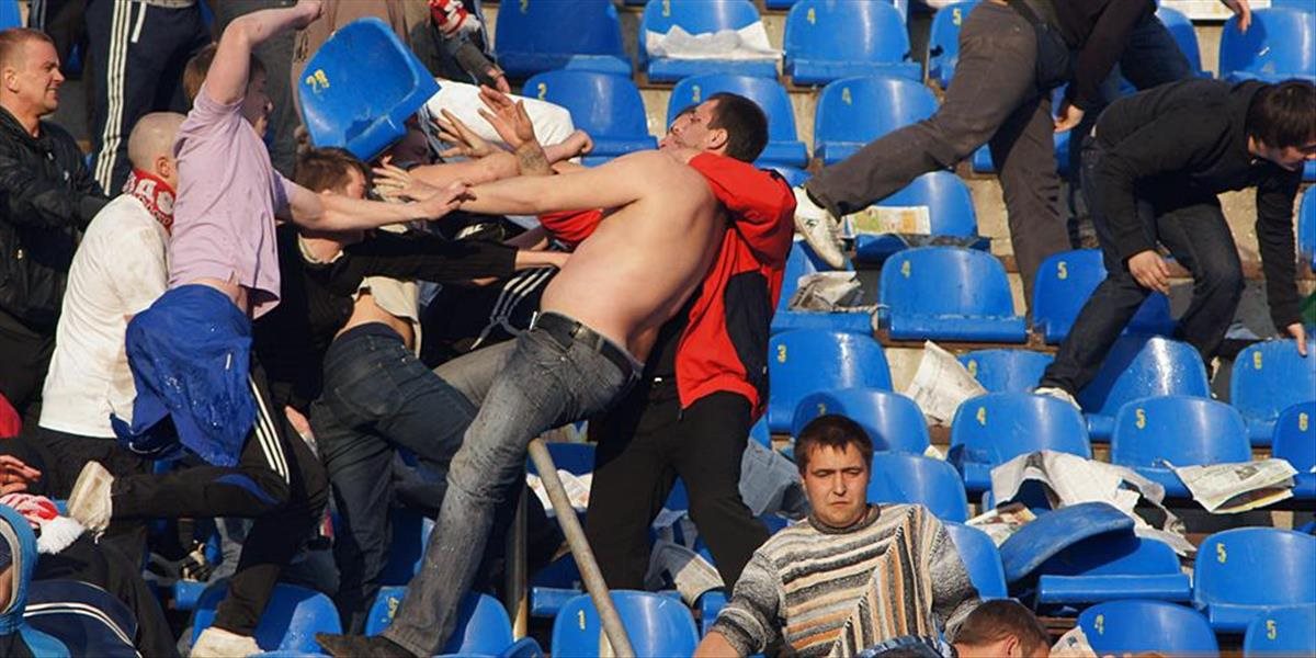 LM: Na futbalovom zápase v Sarajeve sa srthla bitka fanúšikov, chuligáni demolovali mesto