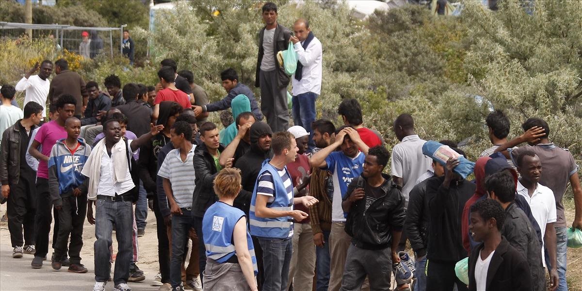 Británia vytvorí vo francúzskom Calais bezpečnú zónu, aby zastavila migrantov