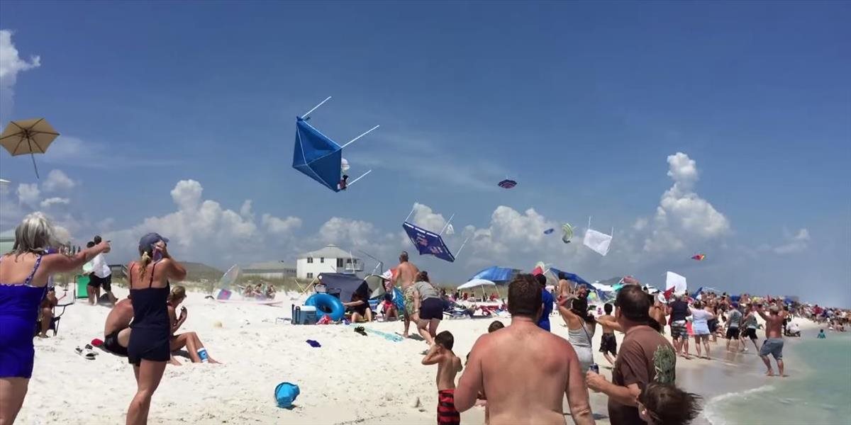 VIDEO Keď si pilot bojovej stíhačky vystrelí z ľudí na pláži