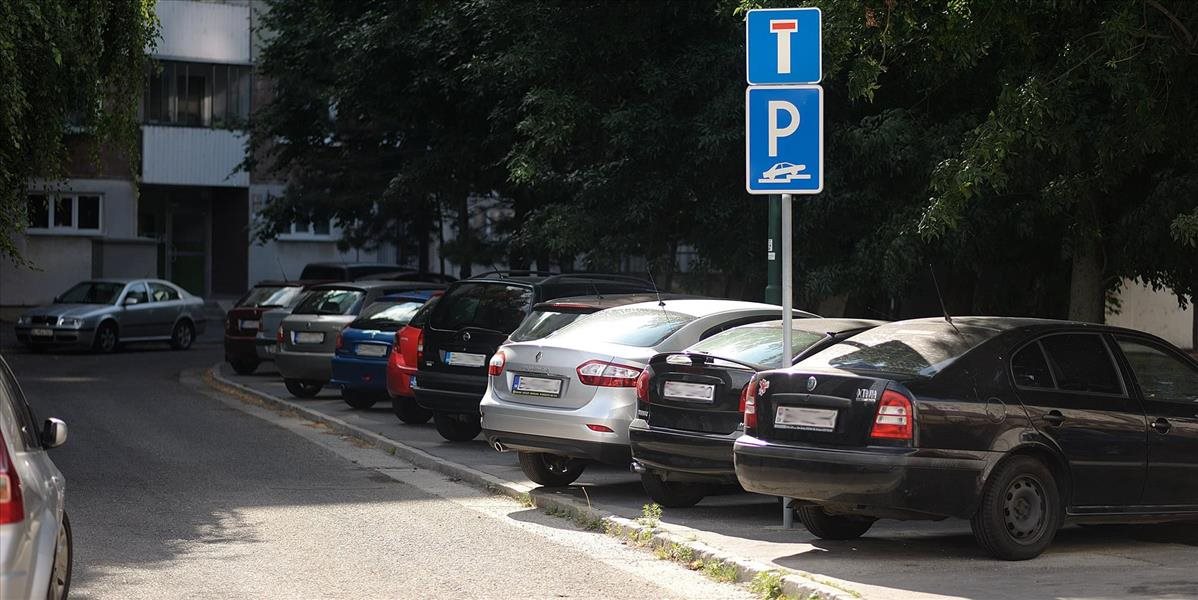 V celej Bratislave sa bude zavádzať platené parkovanie, cezpoľní majú smolu