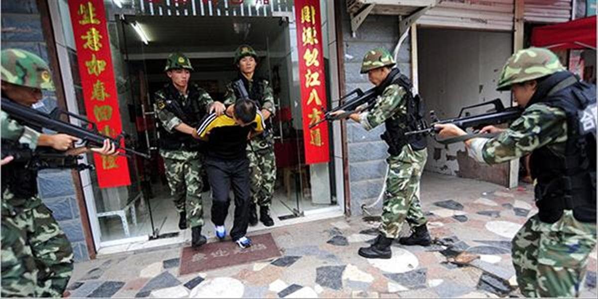 V Číne zadržali 20 turistov, mali sledovať teroristickú propagandu