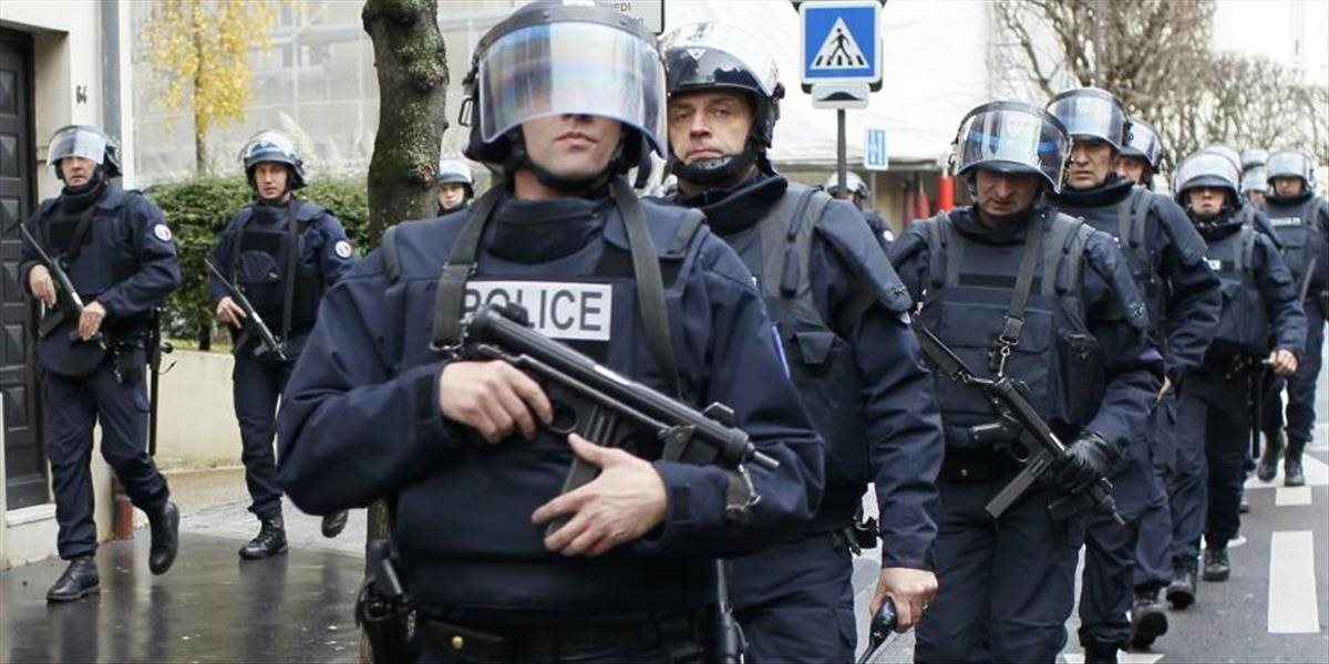 Vo Francúzsku zadržali štvorica mužov, pripravovali útoky na vojenské zariadenia