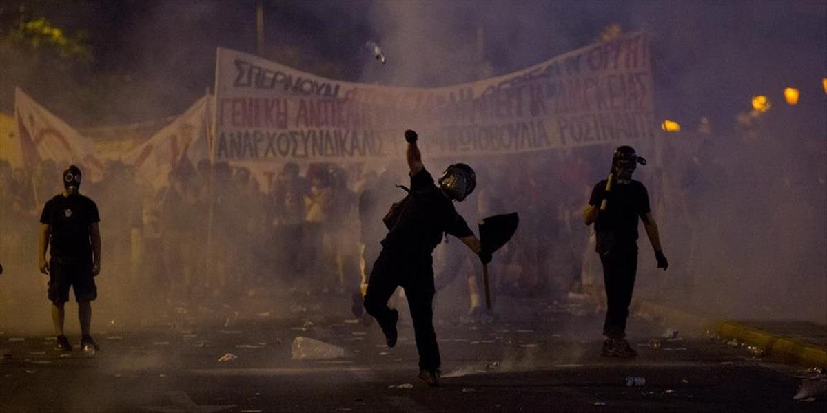VIDEO Násilný protest pred gréckym parlamentom: Zápalné fľaše, polícia použila slzotvorný plyn