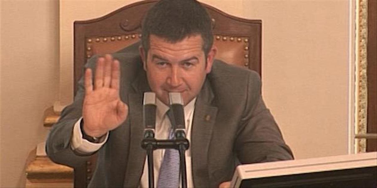 VIDEO Šéf českého parlamentu riadil schôdzu poriadne opitý