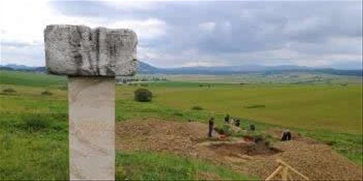 Archeologický výskum na Šoldove pokračuje, okolo kostola objavili múr