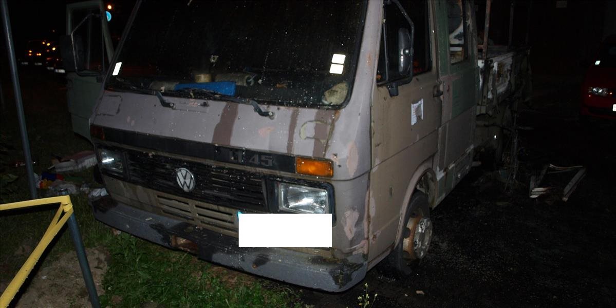 Polícia vyšetruje nočný požiar vozidiel na Hečkovej ulici v Bratislave