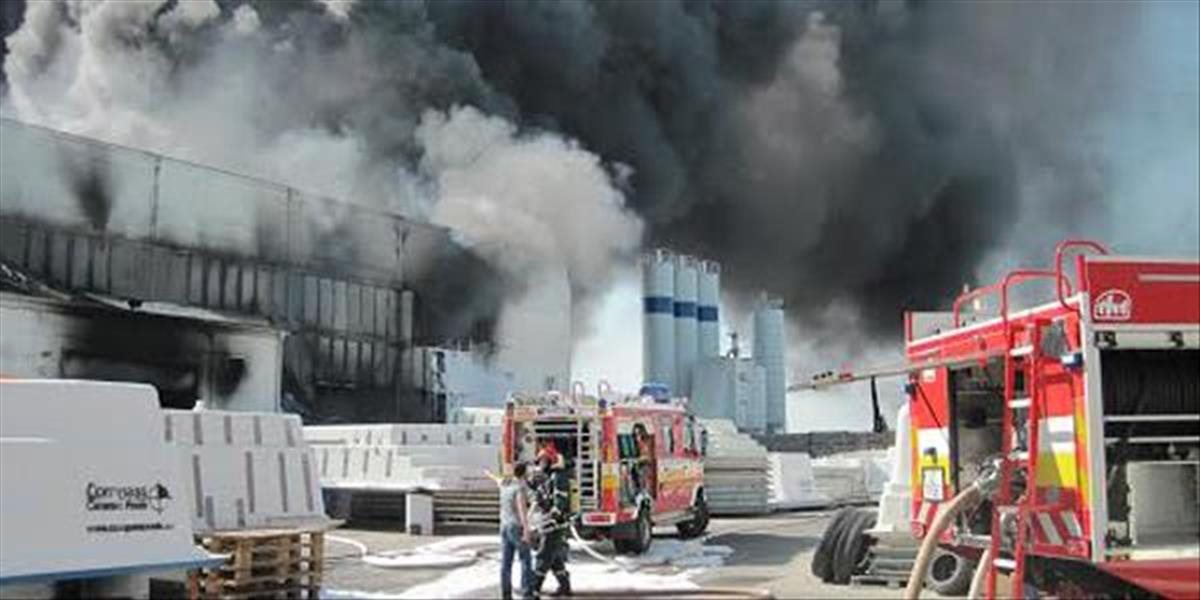 AUTENTICKÉ VIDEO V Senci horela výrobná hala, polmiliónové škody
