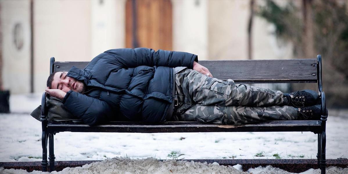 Koniec spánku tulákov na lavičkách, Bratislava osadzuje zábrany
