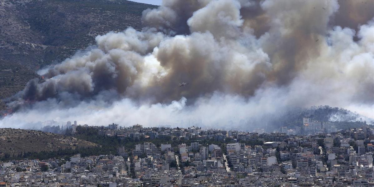 Hasiči bojujú s veľkými požiarmi neďaleko Atén a na Peloponéze